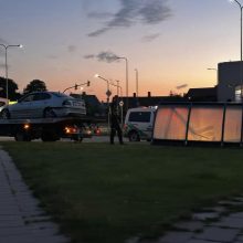 Naktį BMW taranavo autobusų stotelę: vairuotojas – neblaivus