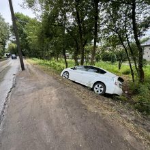 Milikonių kalno papėdėje nuo kelio nulėkė „Toyota“: vairuotojas bandė išvengti avarijos?
