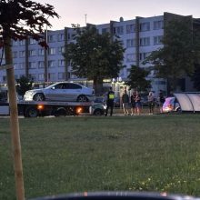 Naktį BMW taranavo autobusų stotelę: vairuotojas – neblaivus