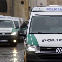 Juoda diena Kauno policijai: apgadinti du tarnybiniai automobiliai, šturmuota tiek pat tuščių butų