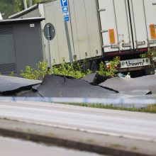 Švedijoje dėl nuošliaužos greitkelyje atsivėrė smegduobė, yra sužeistų