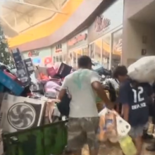Po uragano – chaosas: žmonės ėmė siaubti parduotuves 