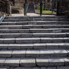 Sutrupėję Vytauto parko laiptai nesulaukia remonto