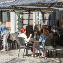 Nelaimė Kaune: medikai ir ugniagesiai gelbėjo į kavinės lauko skėtį pirštą įkišusią 4-metę
