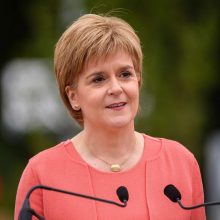Atsistatydinusi Škotijos pirmoji ministrė: aš irgi esu žmogus