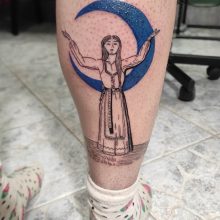 Netikėta: dar vienas meniškos merginos hobis – daryti tatuiruotes draugams.