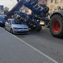 Priekulėje traktoriaus padargai užgriuvo ant automobilio