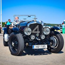 Klaipėdos senamiestyje – įspūdingas istorinių automobilių šou
