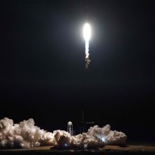 Nauja Amerikos astronautų kapsulė skrieja TKS link