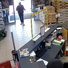 Kauno pareigūnai aiškinasi, kas iš parduotuvės pavogė darbo įrankius