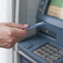 Bankomatui išdavus padirbtą banknotą, policija vykdo tyrimą