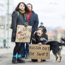 Vilniuje surengtas protestas prie Vokietijos ambasados: ragino Rusiją atjungti nuo SWIFT
