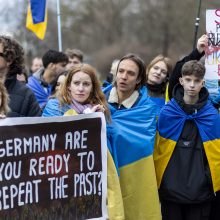 Keli šimtai žmonių prie Vokietijos ambasados ragino Berlyną atsibusti dėl karo Ukrainoje