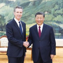 Valstybinė žiniasklaida: Xi Jinpingas susitiko su Kalifornijos gubernatoriumi