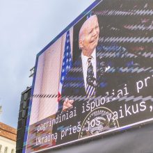 „Nuostabus jausmas“: tūkstančiai lietuvių stebėjo J. Bideno kalbą Vilniuje