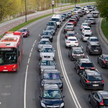 Siūlys švelninti bausmes vairuotojams už padidintą automobilių išmetamų teršalų kiekį