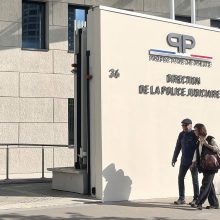 Prancūzijoje dėl įtarimų seksualiniu išnaudojimu apklausai sulaikyti du žinomi režisieriai