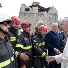 Popiežius aplankė žemės drebėjimo nuniokotą Italijos miestą 
