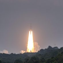 Sėkmingai startavusi raketa „Ariane 5“ iškėlė keturis palydovus