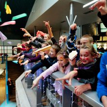 „Gelbėkit vaikus“ papuošė Vilniaus oro uosto Kalėdų eglę