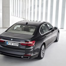 Sedanui „BMW 7“ – pagyros dėl technologijų ir malonumo vairuoti