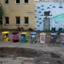 Atliekų konteinerius menininkai prikėlė naujam gyvenimui