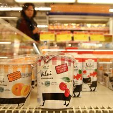 Pieno karas: pirkėjai graibsto pigesnį jogurtą