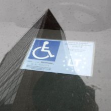 Neįgaliojo ženklu „padabinto“ automobilio vairuotojas gali nemokėti už automobilio stovėjimą.