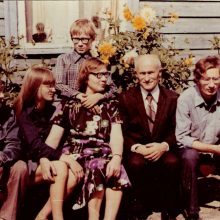Šeimyna: pirmas kairėje – L.D.Poška, šalia jo – sesuo Aušra, mama Rožė Poškienė, ją apsikabinęs stovi brolis Giedrius, sėdi tėvas Stasys Poška ir vyriausias brolis S.Poškus.