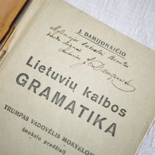 Unikali: „Trumpa lietuvių kalbos gramatika“ su autoriaus dedikacija dukrai.