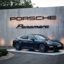 Prabangus sportinis „Porsche Panamera“ nusileido iš dangaus