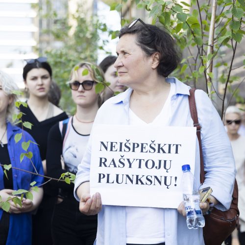 Protestas prieš lietuvių rašytojų memorialinių erdvių naikinimą.  © P. Adamovič / BNS nuotr.