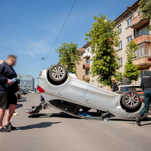 Prie policijos pastato automobilis apsivertė ant stogo  © J. Elinsko / ELTOS nuotr.