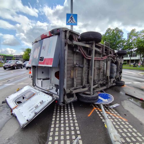 Kaune – stipri medikų automobilio ir „Volvo“ avarija  © Edgaro Cickevičiaus nuotr.