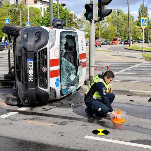 Kaune – stipri medikų automobilio ir „Volvo“ avarija