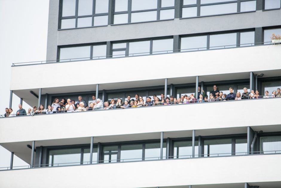 Pasirodymas 66 balkonams: išrinktuosius linksmino rinktiniai cirko artistai