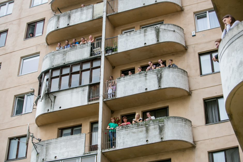 Pasirodymas 66 balkonams: išrinktuosius linksmino rinktiniai cirko artistai