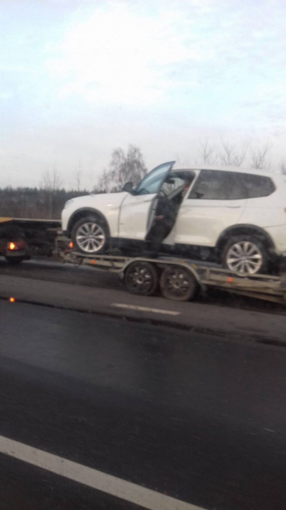 Kaune – dar viena avarija: po smūgio į BMW taranavo kelio atitvarus