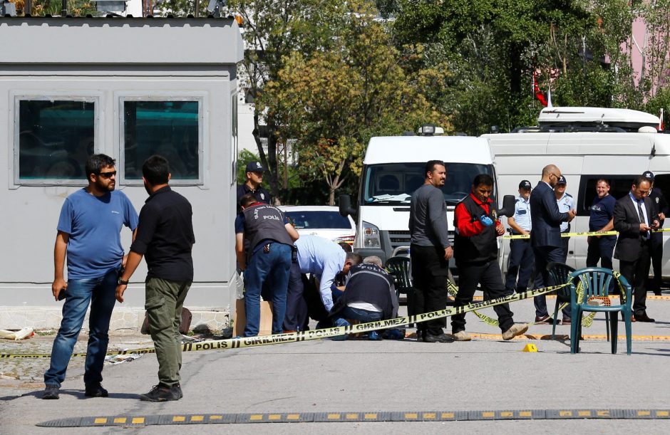 Į Izraelio ambasadą pasikėsinęs užpuolikas – pašautas 