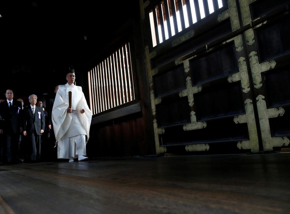 Japonijos įstatymų leidėjai apsilankė prieštaringai vertinamoje šventykloje