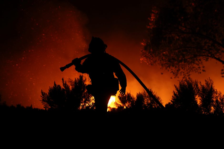 Pietų Kalifornijoje – nesutramdomi miškų gaisrai