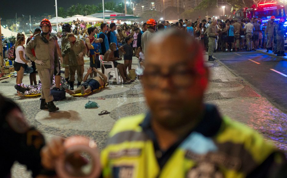 Rio de Žaneire automobiliui įsirėžus į minią žuvo kūdikis, 17 žmonių – sužeisti