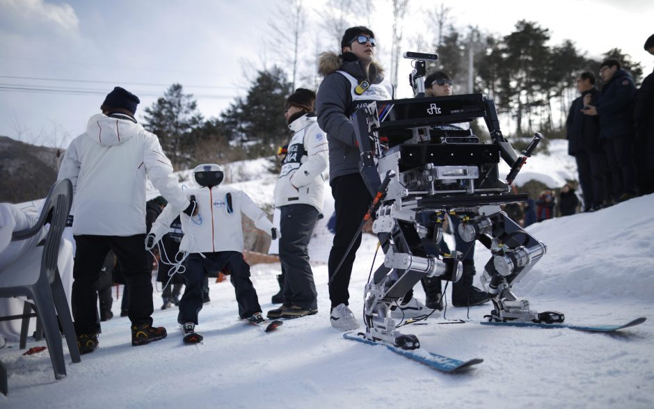 Netradicinės lenktynės: robotai susirungė slidinėjimo trasoje