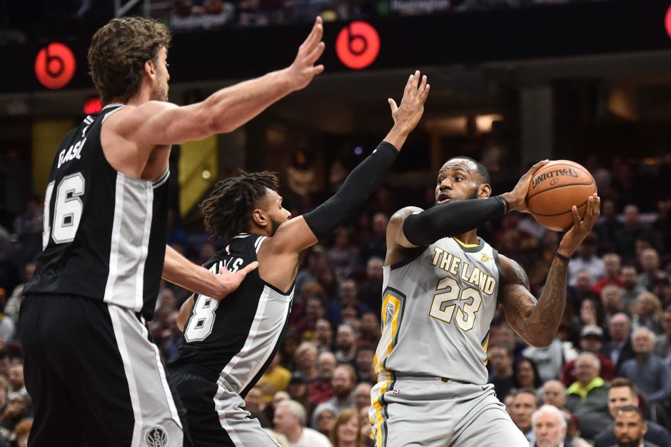 NBA: L. Jamesas nesustabdė „Spurs“