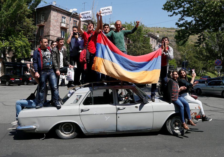 Armėnijoje tūkstančiai demonstrantų vėl išėjo į gatves