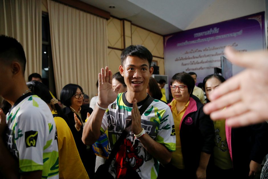 Iš urvo Tailande išgelbėtų vaikų spaudos konferencija