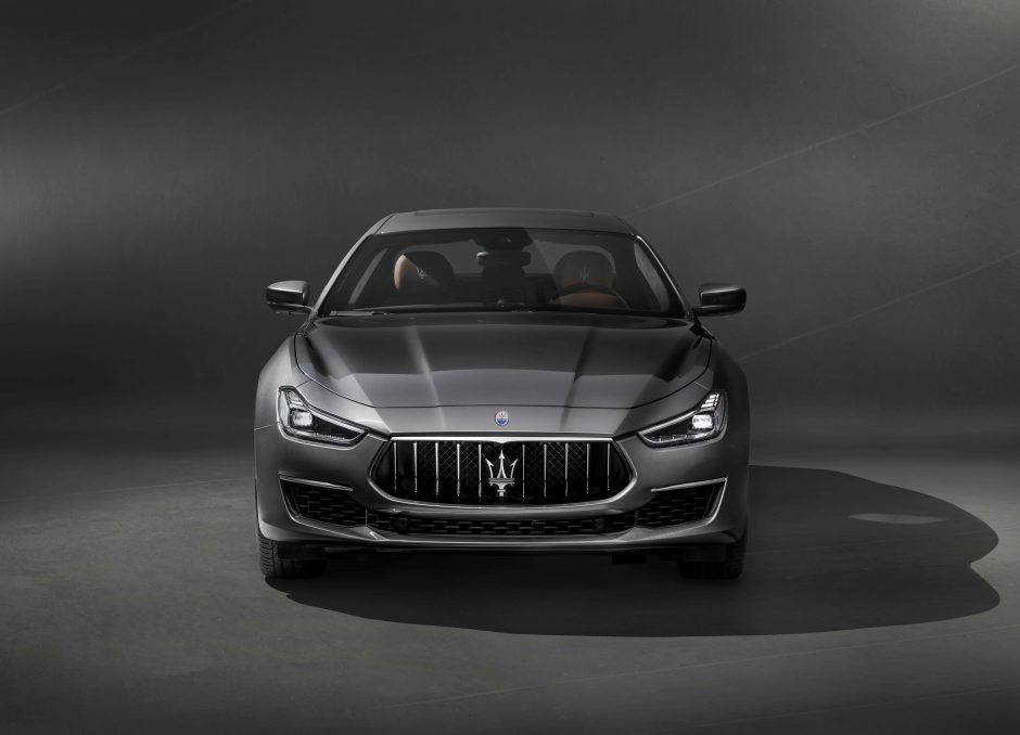„Maserati“ pristatė dvi naujas „Ghibli“ versijas