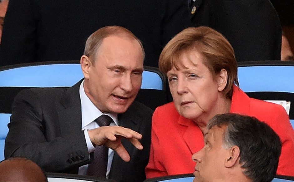 V. Putinas su A. Merkel telefonu aptarė situaciją Ukrainoje