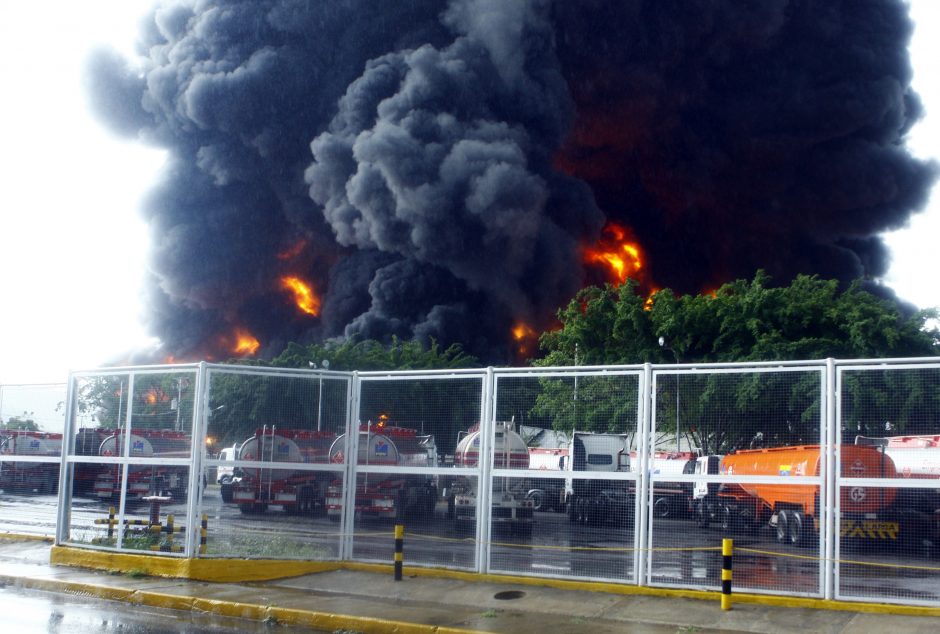Žaibas sukėlė gaisrą Venesuelos naftos perdirbimo įmonėje