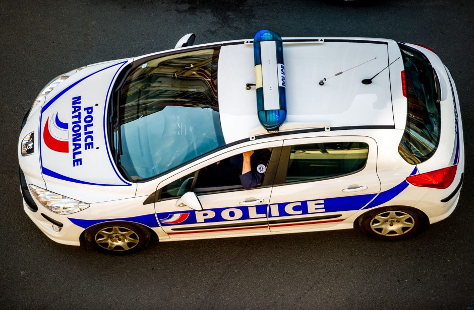 Prancūzijoje bus pareikšti kaltinimai du žmones rinkimų naktį nušovusiam policininkui